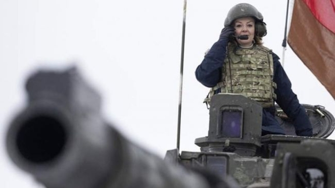 Un giro in carro armato sul confine russo. La “non provocazione” della Ministra britannica.
